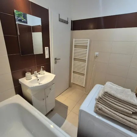 Cosy 2 Bedroom Flat Close To The Town With Parking Lejlighed