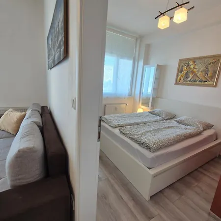 Cosy 2 Bedroom Flat Close To The Town With Parking *