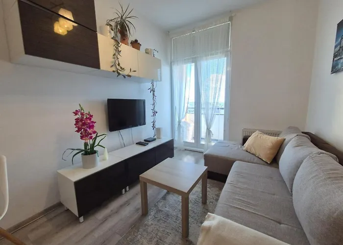 Cosy 2 Bedroom Flat Close To The Town With Parking