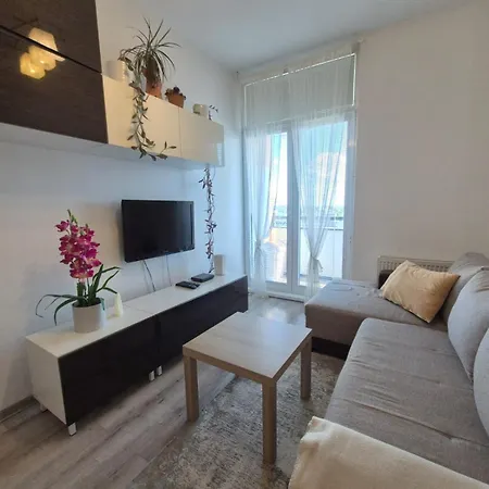 Cosy 2 Bedroom Flat Close To The Town With Parking