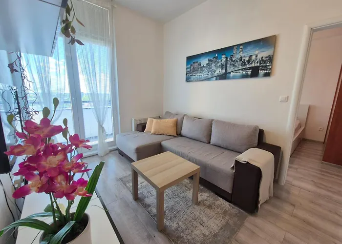 Cosy 2 Bedroom Flat Close To The Town With Parking Apartmán