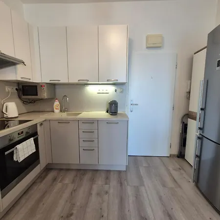 Cosy 2 Bedroom Flat Close To The Town With Parking * براتسيلافا