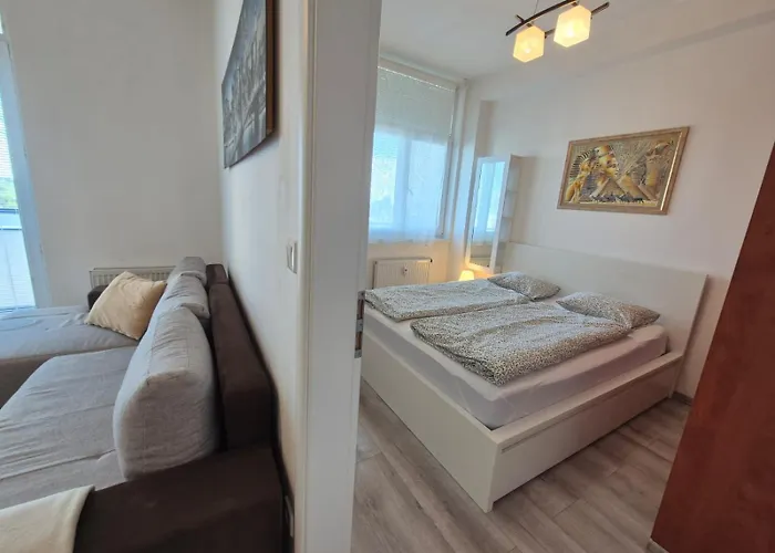 Cosy 2 Bedroom Flat Close To The Town With Parking *